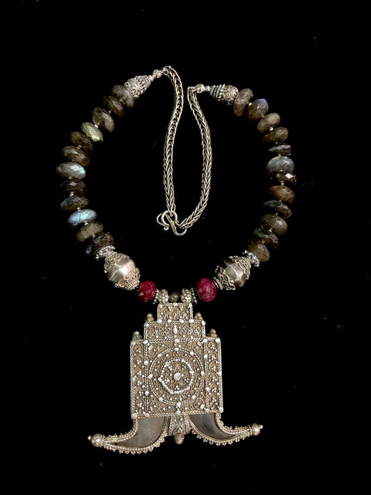 Antique Sri Lankan leopard claw necklace