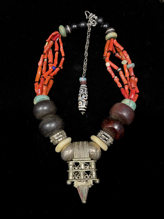 Moroccan necklace with Coral and phenolic resin